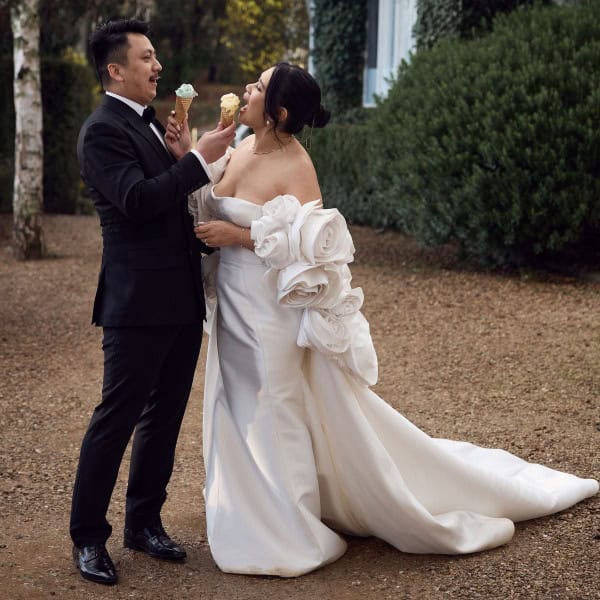 wedding-bride-and-groom-enjoying-carretto-gelato
