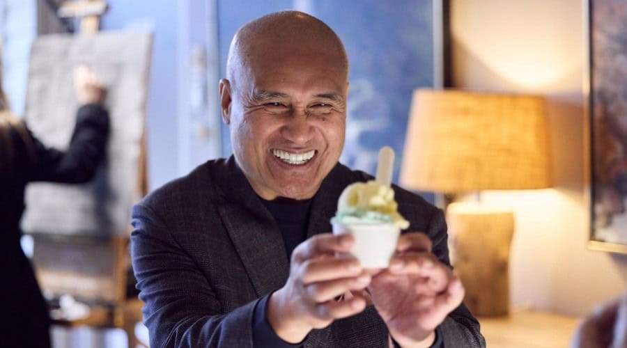 wedding-guest-enjoying-carretto-gelato